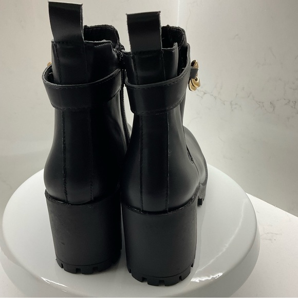 Chunky 3” Heeled Chelsea Boots with gold chain detail size 39 (7.5) - Picture 3 of 10